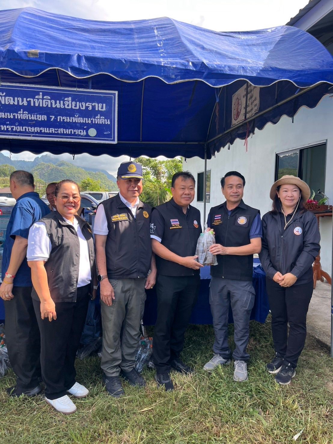 title - รองเลขาธิการ ส.ป.ก. ร่วมติดตามรัฐมนตรีช่วยว่าการกระทรวงเกษตรและสหกรณ์ (นางสาวปิยะรัฐชย์ ติยะไพรัช) ลงพื้นที่ตรวจราชการใน อำเภอแม่สาย จังหวัดเชียงราย